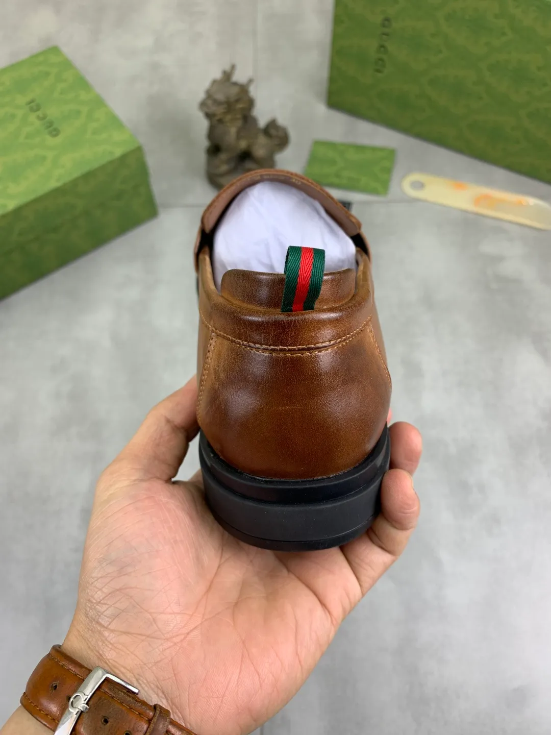 Men's shoes💰P500💰【New model, soft and comfortable Gucci classic business leather shoes hot selection (Gucci) official website latest Gucci 🎁 business leather shoes, hot style 💥 simple and elegant style, exclusive for trendy men. Unique official website latest brand original double G embossed element 👑Gucci Original decoration, fashionable and generous, made of original calfskin ✅ fully imported first-layer pigskin lining, official website designated wear-resistant, rubber business outsole, real-life photos of classic models at the counter 🎬38-44 (customized for 45) 3⃣️ colors available